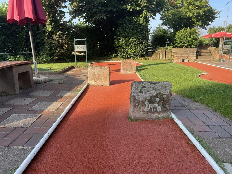 Spieler an einer Minigolfbahn – Eppelheim Gartengolf