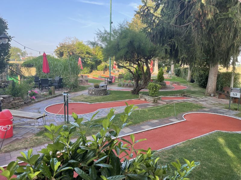 Terrasse und Erfrischungen bei Eppelheim Gartengolf